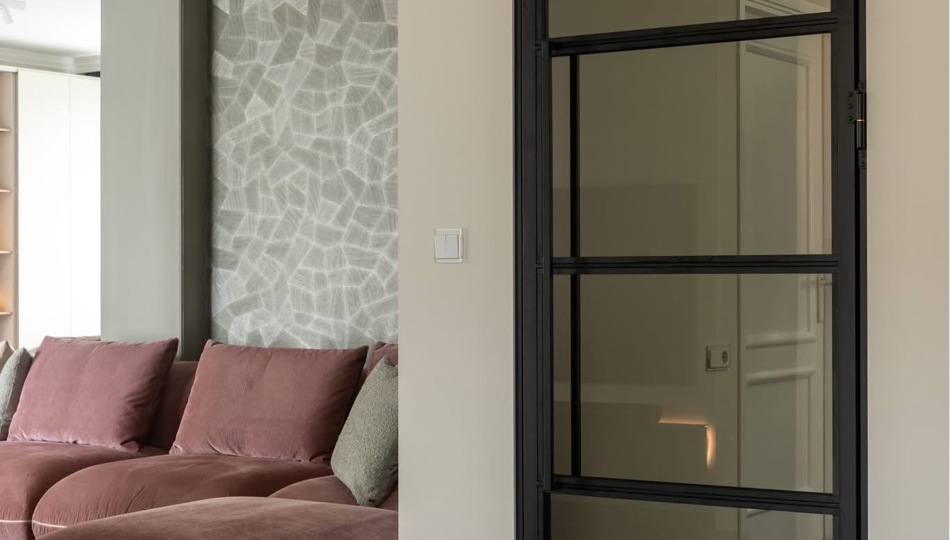 Slank stalen kozijn met stalen scharnierdeur