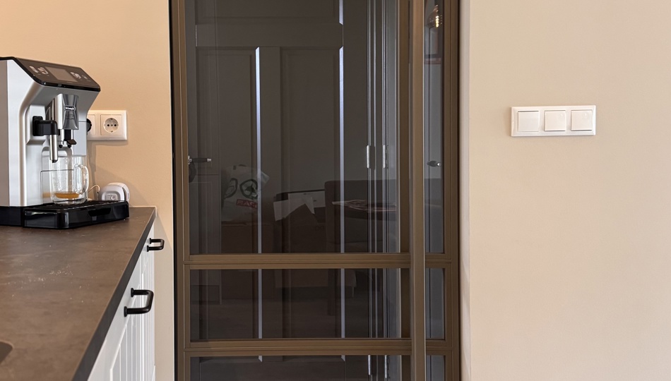 Brons kleurige stalen taatsdeur